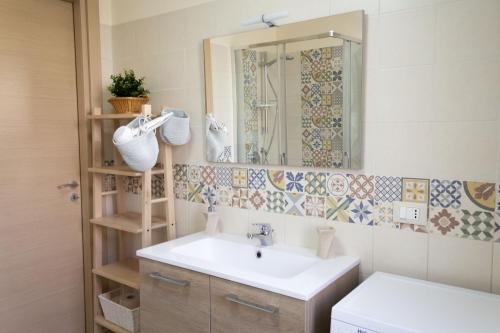 锡拉库扎La Nuvoletta的一间带水槽和镜子的浴室