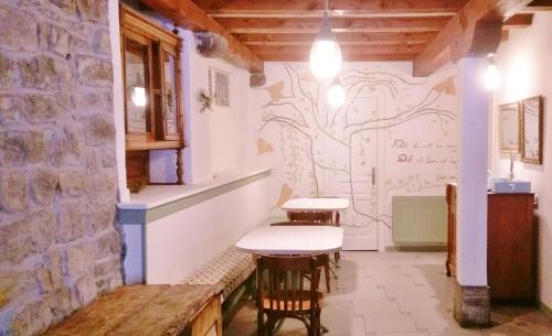 龙卡尔Tetxe B&B Roncal的一间设有两张桌子的房间和壁画墙