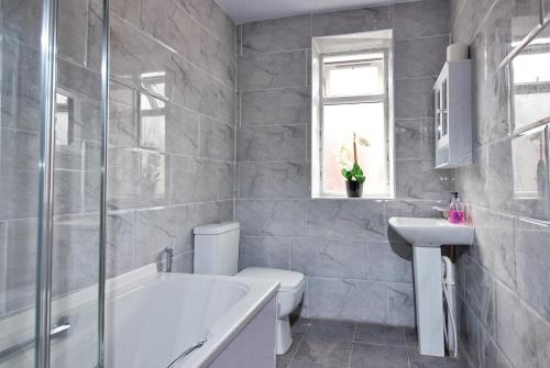 奥尔德姆No 10 LimeHouse的带浴缸、卫生间和盥洗盆的浴室