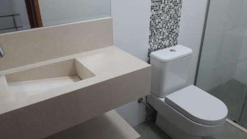 博西坎加Condomínio frente ao mar的白色的浴室设有卫生间和水槽。