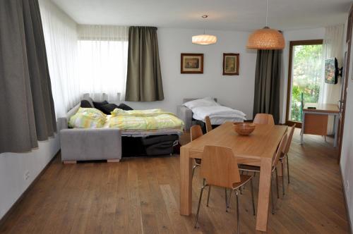 布拉迪斯拉发布拉迪斯拉发城堡公寓酒店的客厅配有床和桌子
