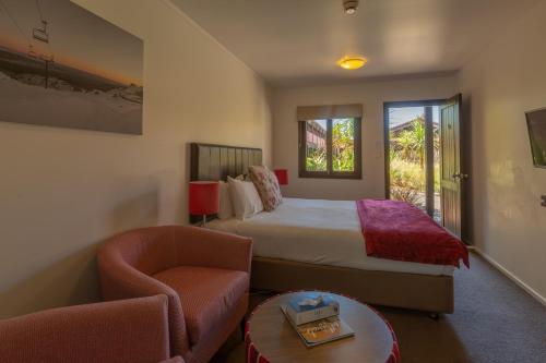 国家公园鲁阿佩胡火山帕克酒店的配有一张床和一把椅子的酒店客房