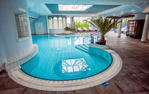 滨湖新锡德尔SPA Boutique Appartement # 26 with Indoor- and Outdoorpool的大楼里的一个大型蓝色游泳池