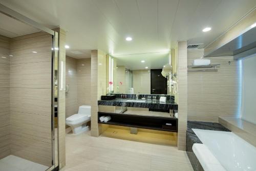 澳门利澳酒店的一间带水槽、卫生间和镜子的浴室