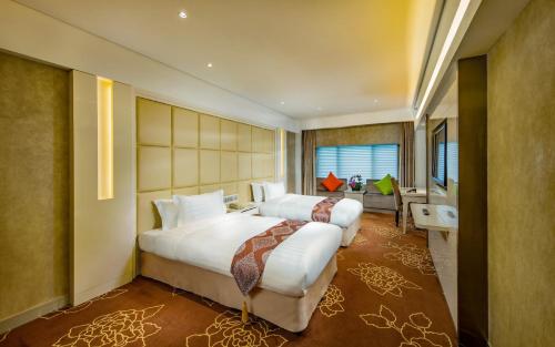 澳门利澳酒店的酒店客房设有一张大床和一间浴室。