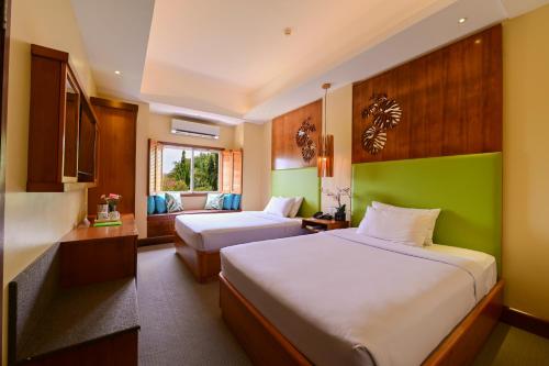 麦克坦BE Resort Mactan的酒店客房,设有两张床和一张沙发