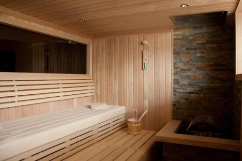 费尔兹姆斯福利恩古特拉肯霍夫酒店的木制房间中的带白色长凳的桑拿浴室