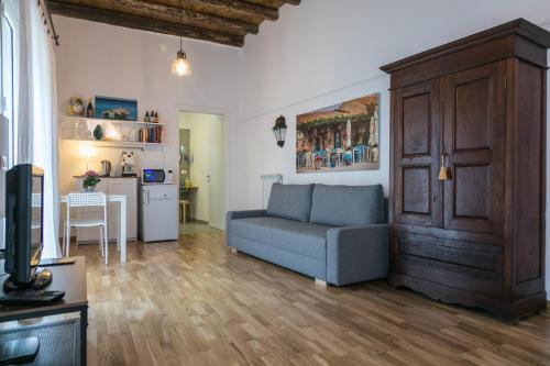 巴勒莫Corte del Merlo的带沙发的客厅和厨房