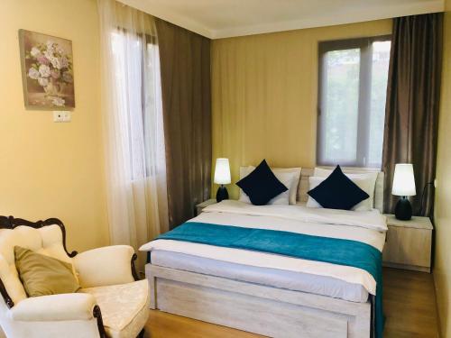 姆兹瓦内康茨基Holiday House Green Cape Batumi的卧室配有床、椅子和窗户。