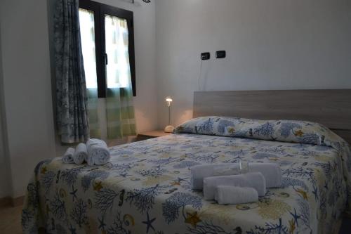 默塔玛丽亚Casa Vacanze Il Timone的一间卧室配有带毛巾的床