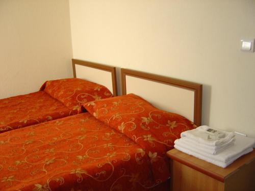 图尔古特雷斯绿洲公寓式酒店的一间卧室配有两张床和一张带毛巾的桌子。