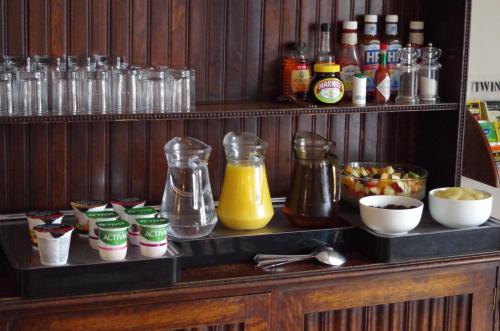 伊尔弗勒科姆瓦利屋酒店的柜台上放着一大堆食物和饮料