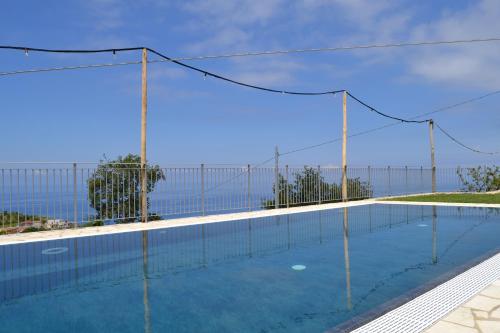 圣卢奇多Borgo Rosso di Sera Resort的游泳池周围设有围栏