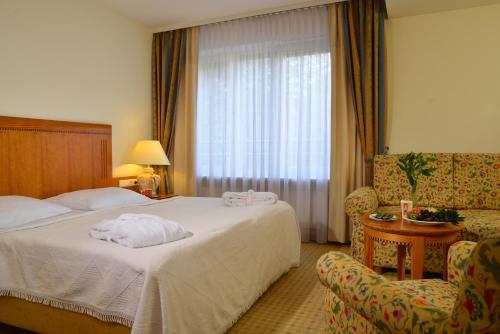 柏林多米希尔金色郁金香酒店客房内的一张或多张床位