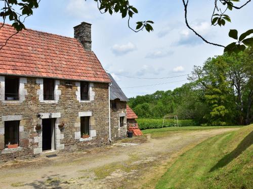 Montaigu-les-BoisCharming holiday home in a green setting的土路上的旧砖房