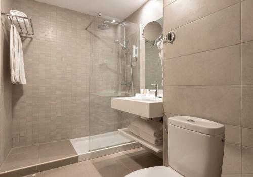 多列毛利诺斯Hotel Palia Las Palomas的浴室配有卫生间、盥洗盆和淋浴。