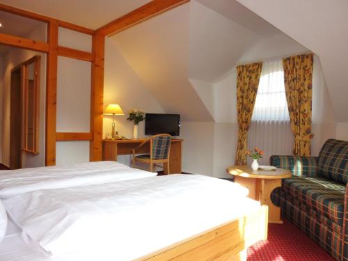 勒伯尔姆利兹加尼乡村酒店的酒店客房,配有床和沙发