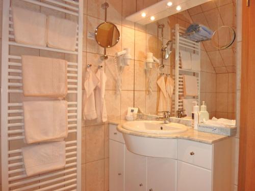 勒伯尔姆利兹加尼乡村酒店的浴室配有盥洗盆、镜子和毛巾