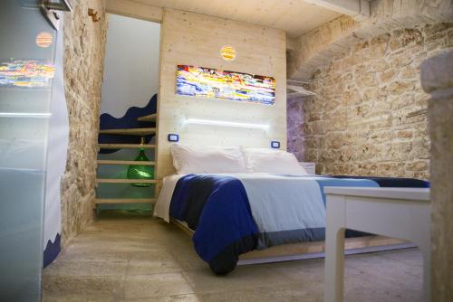 普蒂尼亚诺Vico Santa Maria的卧室配有砖墙内的床铺
