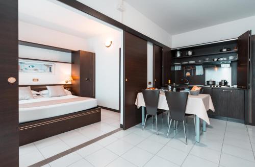 洛阿诺洛阿诺田园酒店的卧室配有一张床和一张桌子及椅子