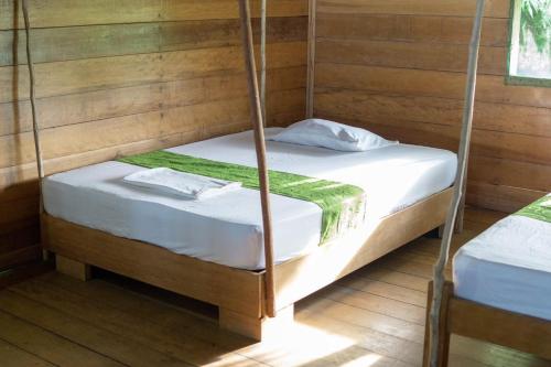 Puerto NariñoReserva Natural Natura Park的一间卧室配有两张双层床。