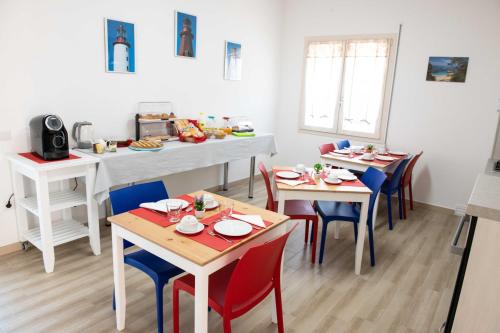 托尔托利B&B Il Viaggiatore的用餐室配有桌椅和食物