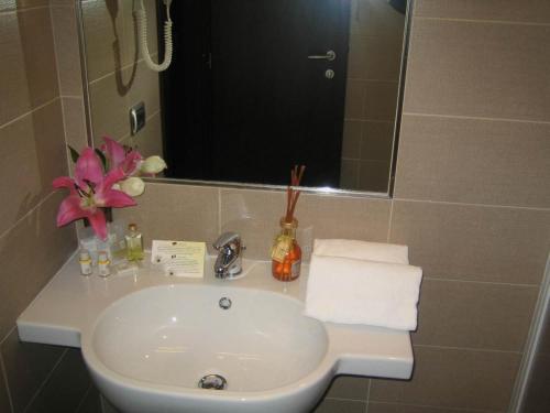 罗马Florida rooms - comfort Hotel的浴室设有白色水槽和镜子