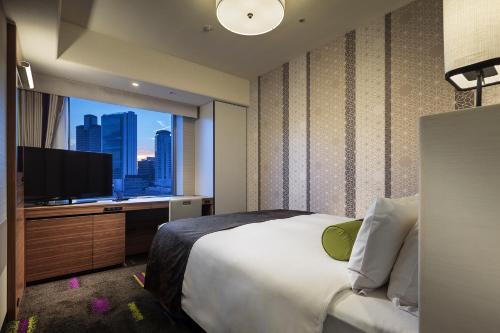 大阪大阪蒙特利勒费雷瑞酒店的配有一张床和一台平面电视的酒店客房