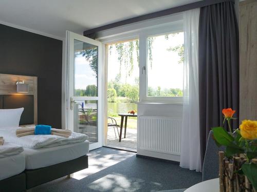 贝斯科Boootshaus - Am Spreeufer的一间卧室设有一张床和一个滑动玻璃门