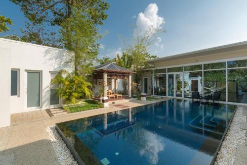 Splash Beach Resort, Maikhao Phuket - SHA Extra Plus内部或周边的泳池