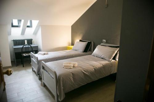 卡波迪蒙泰Lako Hostel的一间卧室配有两张带毛巾的床