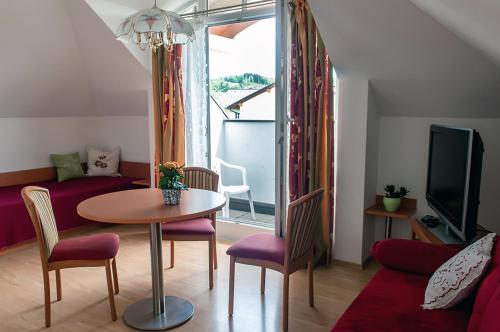 安瑟灵希赛尔安特斯博布里克旅馆 的客厅配有桌椅和沙发