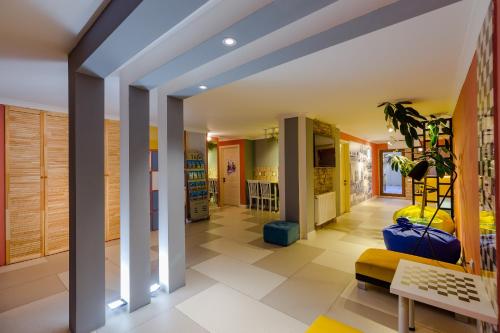 巴统巴统冲浪旅馆的客厅设有柱子和黄色沙发