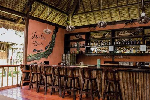 TambopataTambopata Research Center的餐厅内带木凳的酒吧