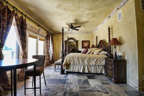 BlancoBlanco Riverside Cottages的一间卧室配有一张床和一张桌子