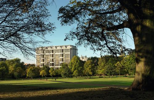伦敦皇家花园酒店的公园里一座大建筑,有树