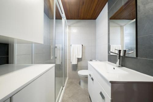 维拉摩拉Apartamento Moura Mar的白色的浴室设有水槽和卫生间。
