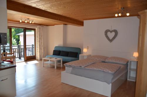 基茨比厄尔City-apart Kitzbühel Stadt的一间卧室,卧室内配有一张床和一把椅子
