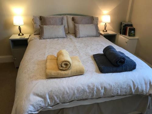 绍斯韦尔Southwell的一间卧室配有一张床,上面有两条毛巾