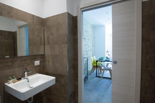 波扎洛Funduq ospitalità iblea的一间带水槽、镜子和桌子的浴室
