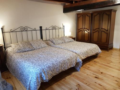 OrbóCasa en Orbó-Brañosera的一间卧室配有一张床,铺有木地板
