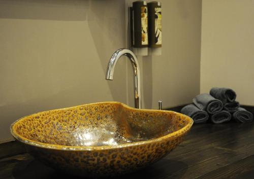 圣玛格丽塔-利古雷阿尼塔别墅酒店的浴室内带水龙头的盥洗盆