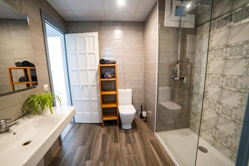 卡里拉阿萨瓦拉公寓式酒店的带淋浴、卫生间和盥洗盆的浴室
