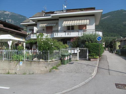 PomaroloGrazioso appartamento tra cultura, lago e montagna的街道前有围栏的建筑