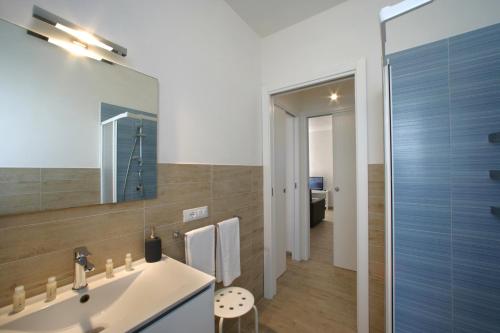 法维尼亚纳Corte della Cava的一间带水槽和镜子的浴室