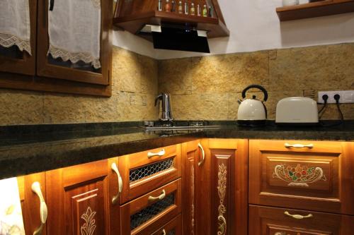 因赫尼奥Villa Cantos Colorados的一个带木制橱柜和水槽的厨房