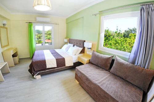 耶尼翁维利霍湾公寓的一间卧室配有一张床、一张沙发和一个窗口