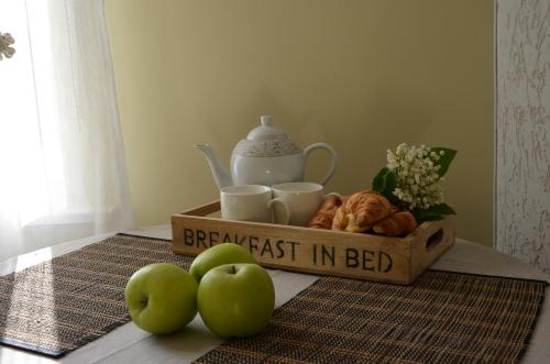 派尔努Papli Villade Apartment的盘子,在桌子上,在床上用苹果做早餐