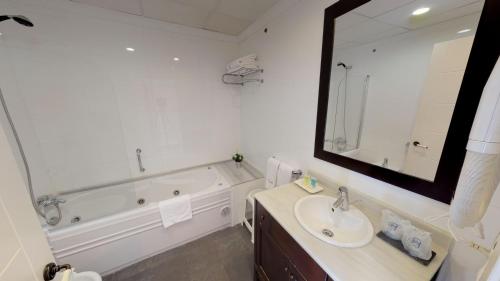 德尼亚Hotel Boutique MR Palau Verd - Adults Only的带浴缸、水槽和镜子的浴室