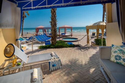代托纳海滩海岸度假酒店及水疗中心的厨房享有海滩美景